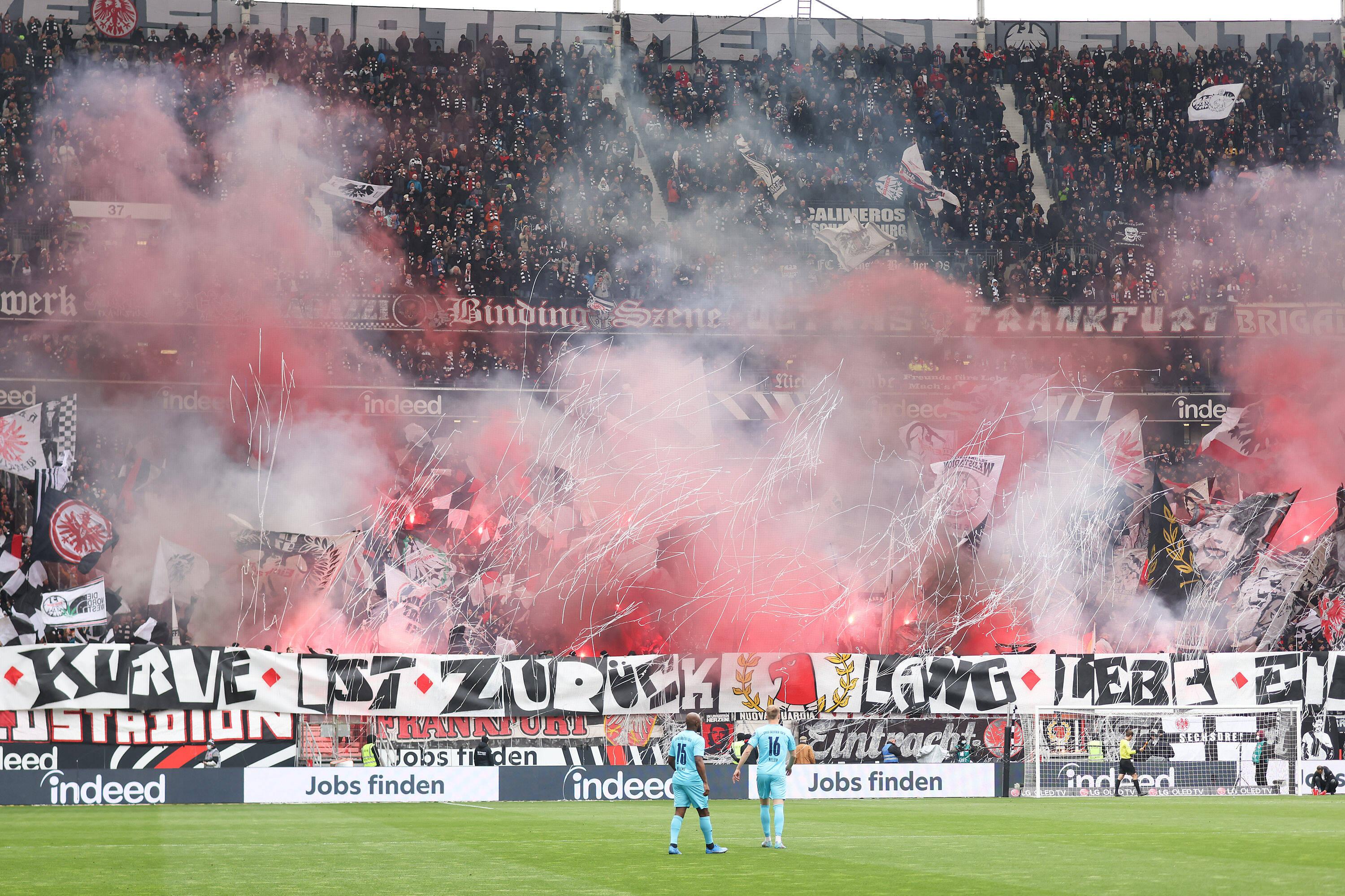 Eintracht Frankfurt - SpVgg Greuther FÃ¼rth, 1. FBL Die ersten Ultras kehren nach zwei Jahren wieder in das Stadion zurÃ¼ck. Bundesligaspiel zwischen Eintracht Frankfurt und der SpVgg Greuther FÃ¼rth am 2. April 2022 im Deutsche Bank Park in Frankfurt am Main. Nach Vorgaben der DFL, Deutsche FuÃball Liga, ist es untersagt, in dem Stadion und/oder vom Spiel angefertigte Fotoaufnahmen in Form von Sequenzbildern und/oder videoÃ¤hnlichen Fotostrecken zu verwerten bzw. verwerten zu lassen., Frankfurt am Main Hessen Deutschland Deutsche Bank Park *** Eintracht Frankfurt SpVgg Greuther FÃ¼rth, 1 FBL The first Ultras return to the stadium after two years Bundesliga match between Eintracht Frankfurt and SpVgg Greuther FÃ¼rth on April 2, 2022 at Deutsche Bank Park in Frankfurt am Main According to the requirements of the DFL, German Football League, it is prohibited to exploit or have exploited in the stadium and or from the game made photographs in the form of sequence pictures and or video-like photo series , Frankfurt am Main Hesse Germany Deutsche Bank Park 