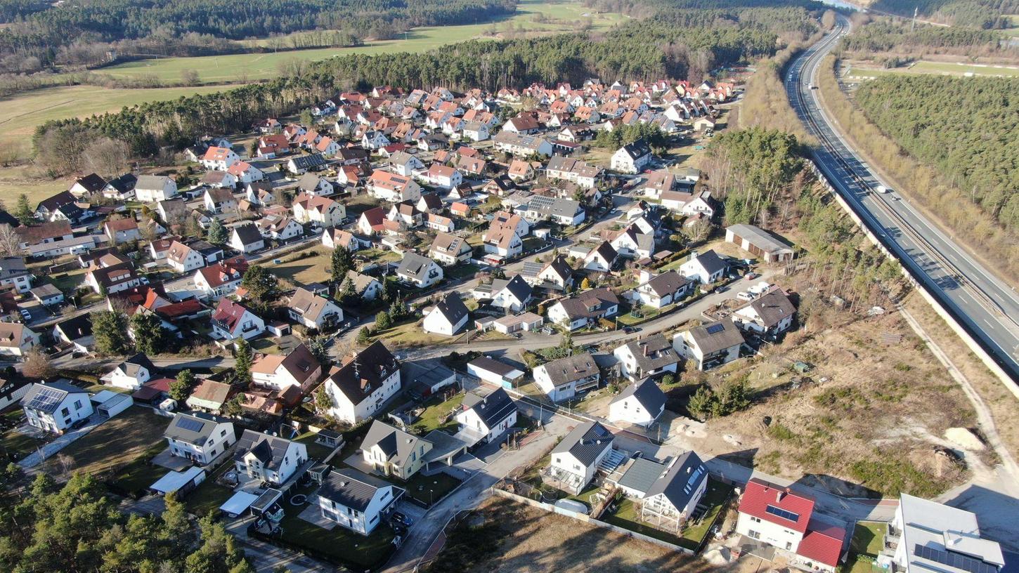 Rednitzhembach von oben: Luftaufnahmen aus den vergangenen fünf Jahrzehnten sind in einer Ausstellung zum Jubiläumsjahr „50 Jahre Großgemeinde Rednitzhembach“ zu sehen.