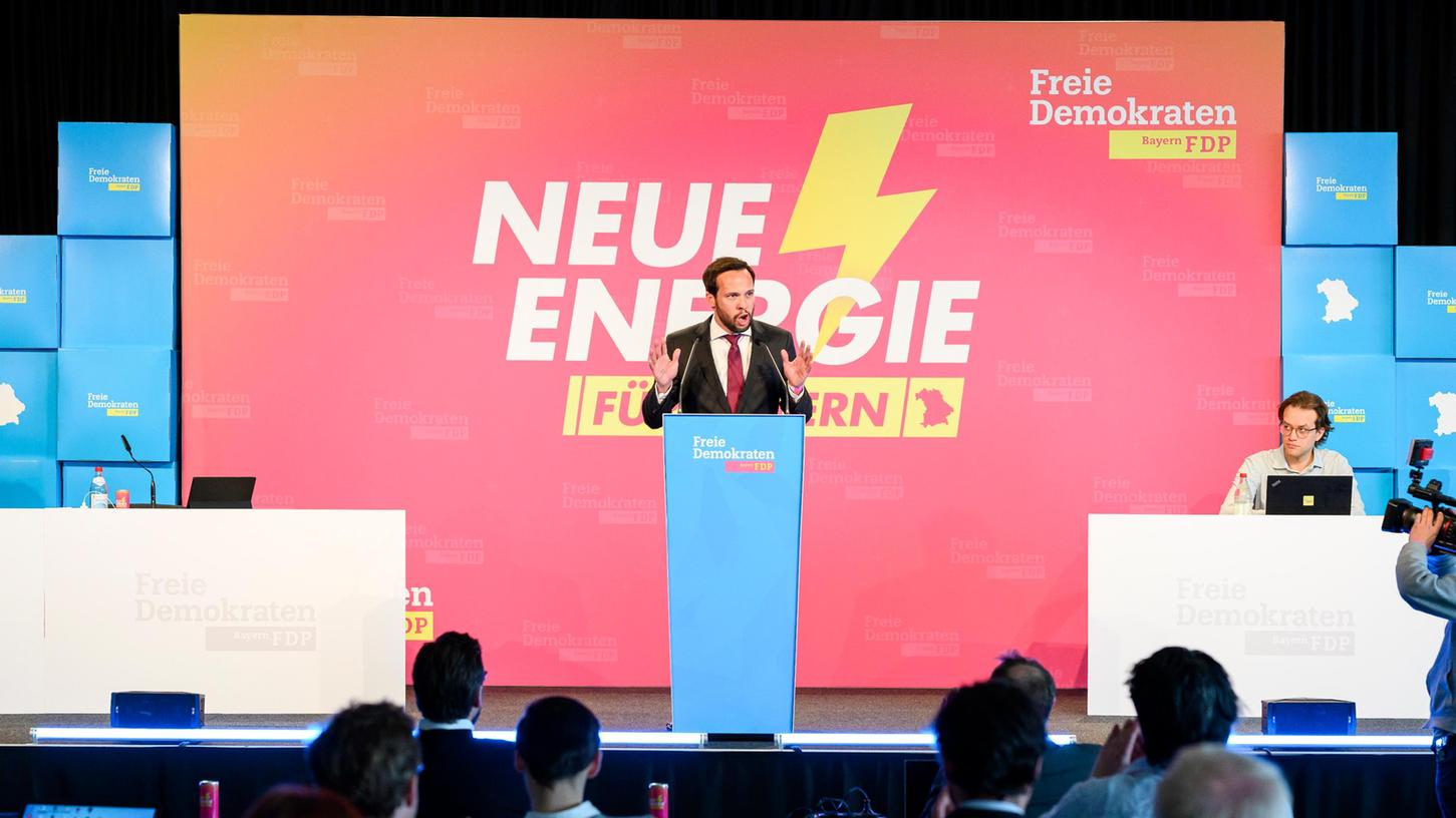Martin Hagen, Landesvorsitzender der bayerischen FDP, spricht auf dem Parteitag in Hirschaid. 