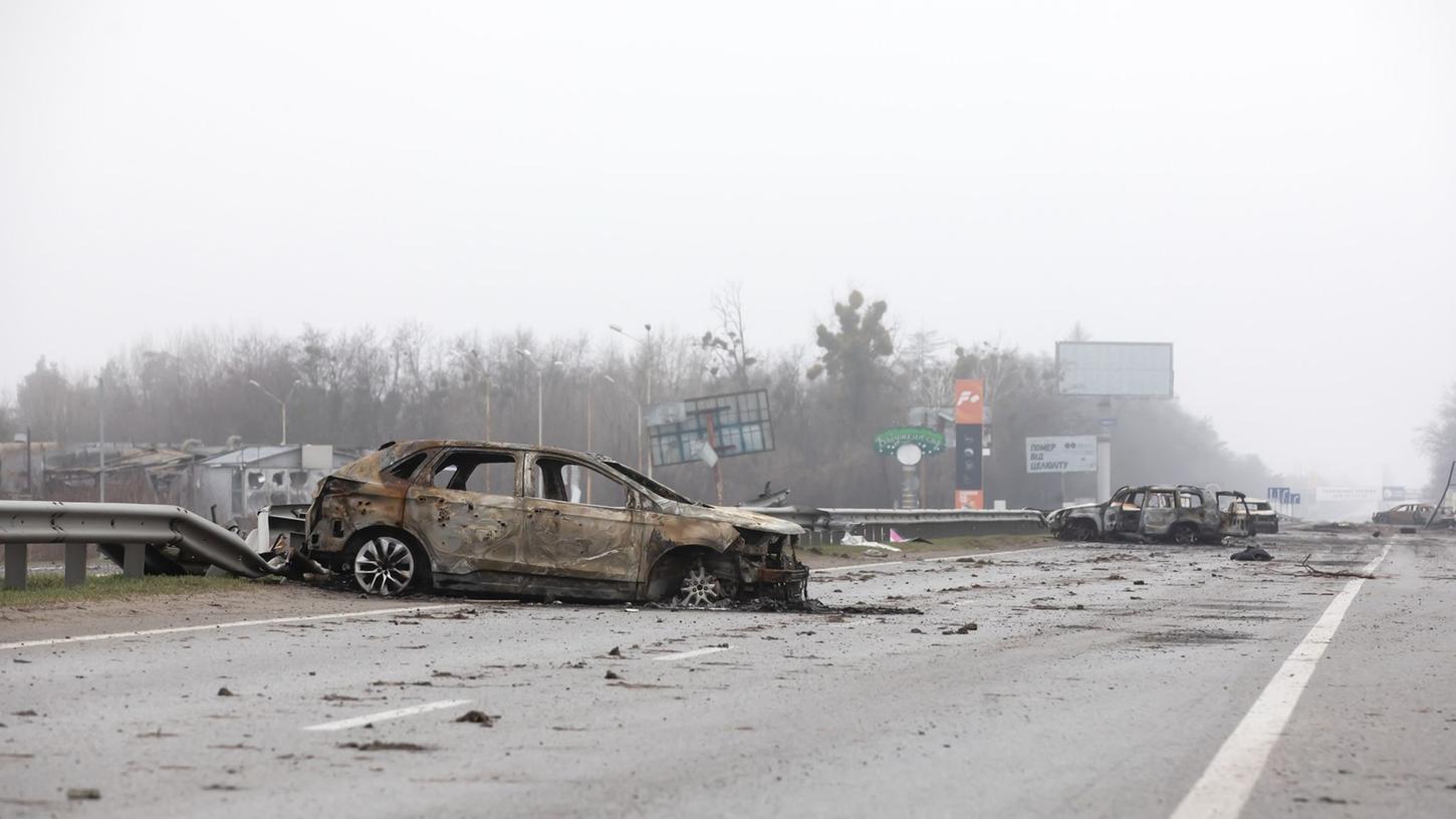 Fast 300 Zivilisten wurden entlang der Straße in Butscha, einer Pendlerstadt außerhalb der Hauptstadt, von russischen Truppen getötet. Fast 300 Zivilisten wurden entlang der Straße in Butscha, einer Pendlerstadt außerhalb der Hauptstadt, von russischen Truppen getötet.