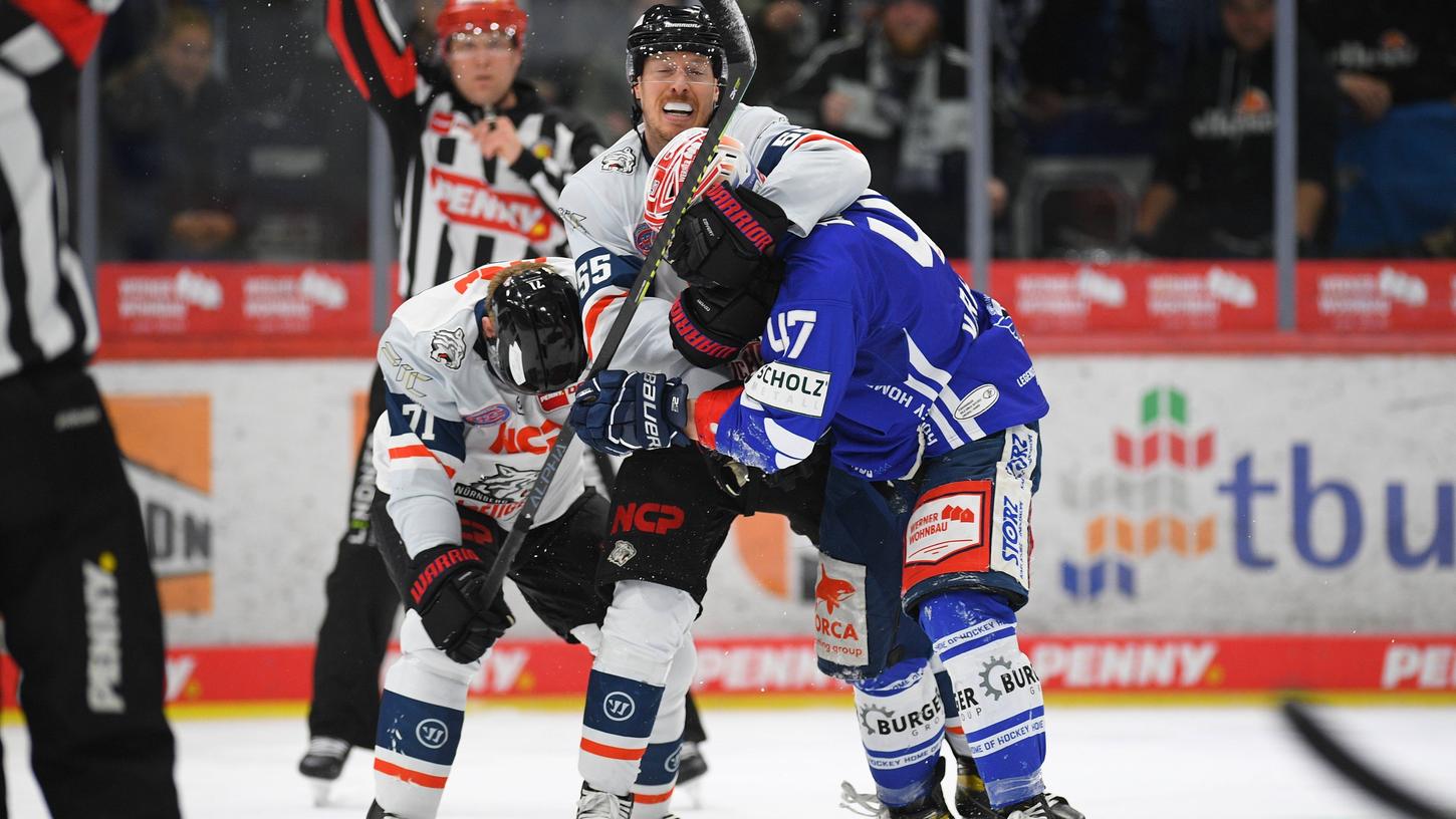 Der Anfang: Andrew Bodnarchuk und Blake Parlett kümmern sich um Alexander Karachun. 