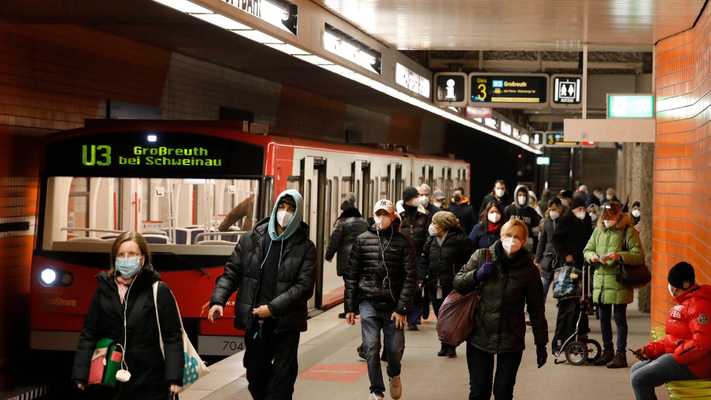 Ab Juni soll für drei Monate bundesweit ein günstiges Ticket im Nah- und Regionalverkehr gelten.
Ab Juni soll für drei Monate bundesweit ein günstiges Ticket im Nah- und Regionalverkehr gelten.