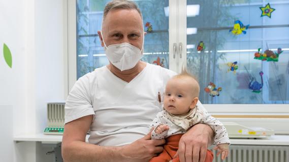 Lothar Zimmermann fing 1981 als erster Kinderkrankenpfleger an und wirbt heute für seinen Beruf