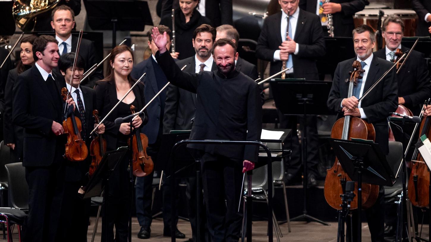 Chefdirigent Kirill Petrenko (m.) mit den Berliner Philharmonikern 2021 in der Waldbühne in Berlin.