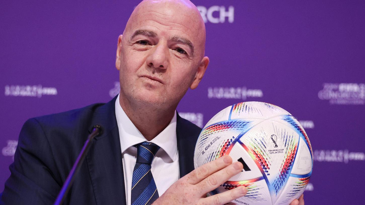 Der neue WM-Ball "Al Rihla": Es wird sich zeigen, wie sich die innovative Abseits-Technologie in der Praxis schlägt.
Der neue WM-Ball "Al Rihla": Es wird sich zeigen, wie sich die innovative Abseits-Technologie in der Praxis schlägt.