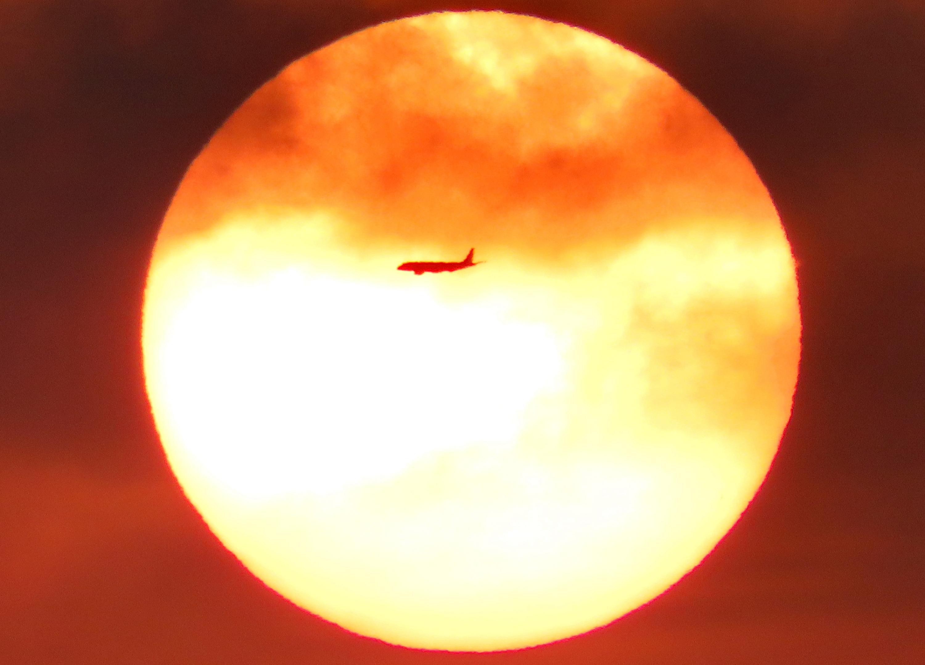 Erst mit über 100facher Vergrößerung war das Flugzeug vor der untergehenden Sonne überhaupt wahrzunehmen, dann galt es, noch rechtzeitig abzudrücken, ehe der Ikarusflug vorbei war.