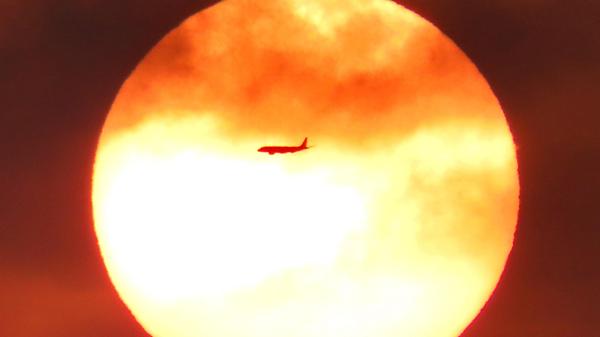 Erst mit über 100facher Vergrößerung war das Flugzeug vor der untergehenden Sonne überhaupt wahrzunehmen, dann galt es, noch rechtzeitig abzudrücken, ehe der Ikarusflug vorbei war.