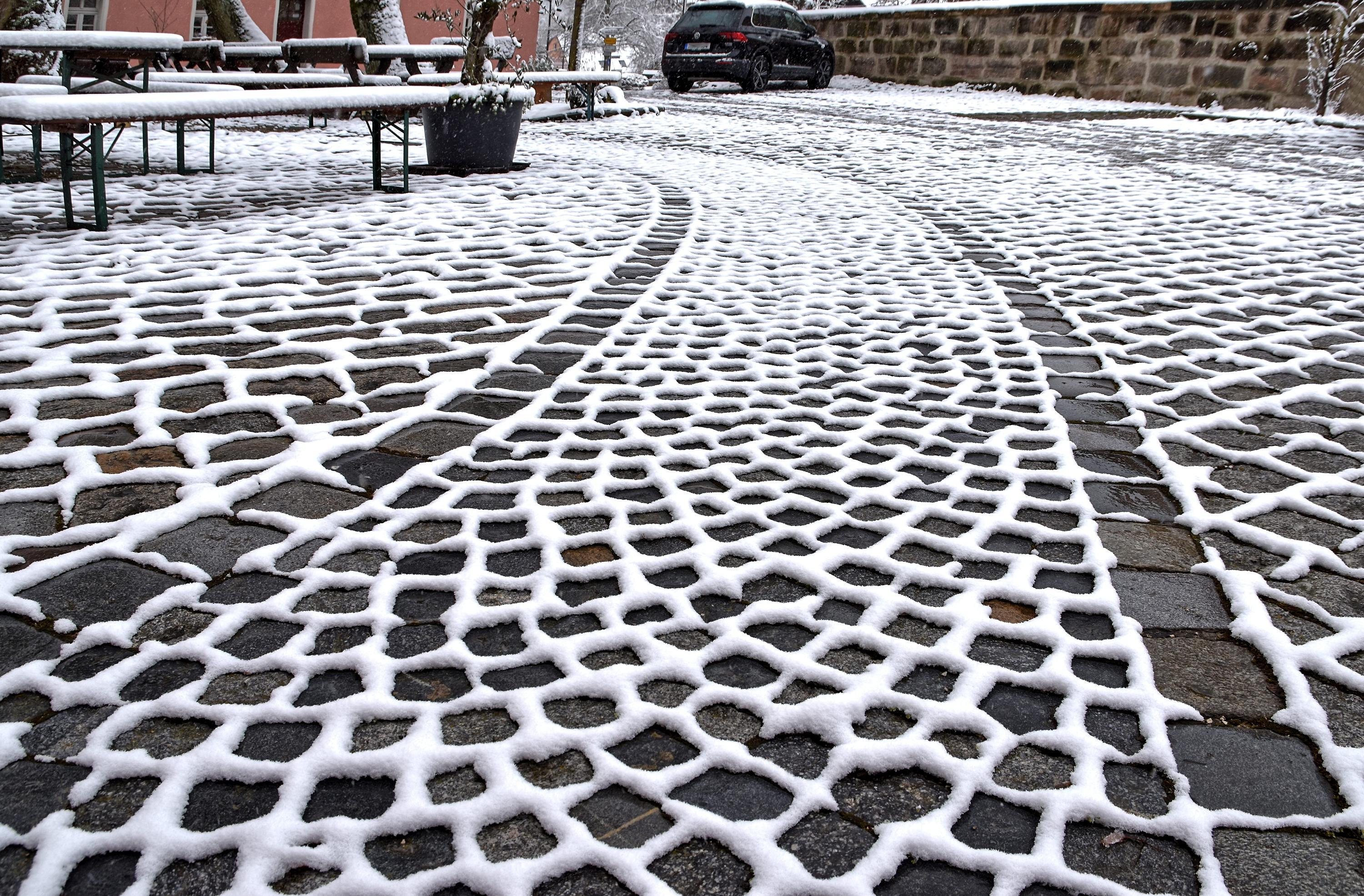 Der Winter packte noch einmal sein ganzes Kunstverständnis aus und schmückte das Straßenpflaster in Röthenbach bei St. Wolfgang.