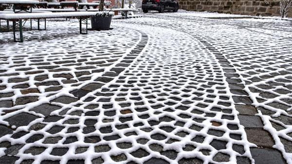Der Winter packte noch einmal sein ganzes Kunstverständnis aus und schmückte das Straßenpflaster in Röthenbach bei St. Wolfgang.