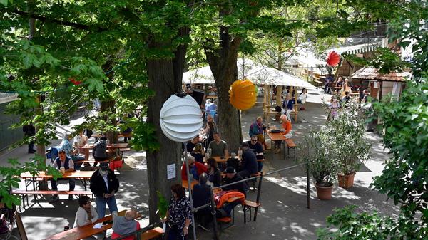 Der Entlas Keller trudelt auf Platz 17 ein. Der Biergarten am Erlanger Berg wartet mit süffigem Kellerbier, fruchtigem Spezialsud und einem wechselnden Monatsbier auf. Das Essensangebot enthält unter anderem Ente vom Grill, Schäufele aus dem Ofen und Bratwürste vom Rost. Zahlreiche vegetarische Alternativen runden das Angebot ab. Von April bis zum letzten Sonntag im September bei schönem Wetter täglich von 11 bis 23 Uhr geöffnet.