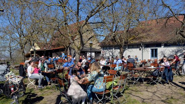 Der große, am Hang gelegene Biergarten Atzelsberger nördlich von Erlangen lädt seine Gäste mit einem schönen Blick über die Fränkische Schweiz zur Einkehr ein. // Atzelsberg 4, 91080 Marloffstein