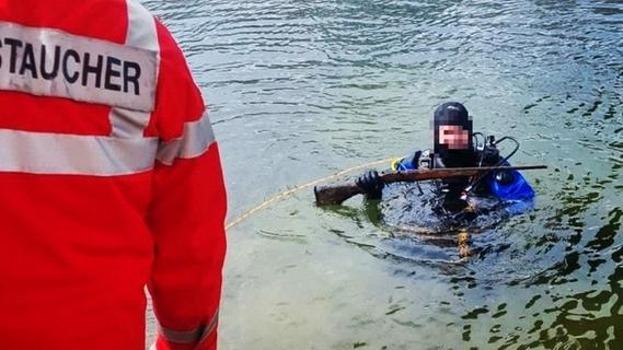 Mysteriöser Fund: Wasserwacht fischt Gewehre und Munition aus dem Kanal