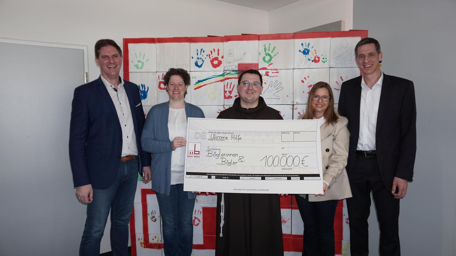 Einen Scheck über 100.000 Euro erhielt Pater Bartimäus vom Franziskanerkloster Freystadt. Einen Scheck über 100.000 Euro erhielt Pater Bartimäus vom Franziskanerkloster Freystadt.