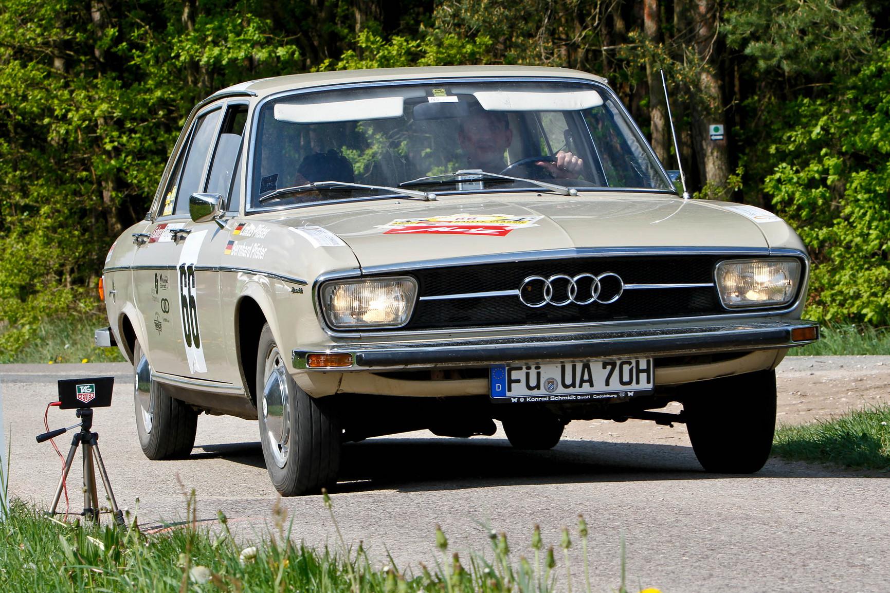 Der Audi 100 war der erste "große" Audi und legte in den ausgehenden 1960er-Jahren den Grundstein für den heutigen Welterfolg des Ingolstädter Herstellers. Und für das später hartnäckige, inzwischen aber überwundene "Hosenträger"-Image der ganzen Marke. Wer sich in den 1970er-Jahren keinen Mercedes leisten konnte, griff gern zum Audi 100. Daher kam auch der Beiname, den die Baureihe damals vom Volksmund verpasst bekam: "Prokuristen-Mercedes".