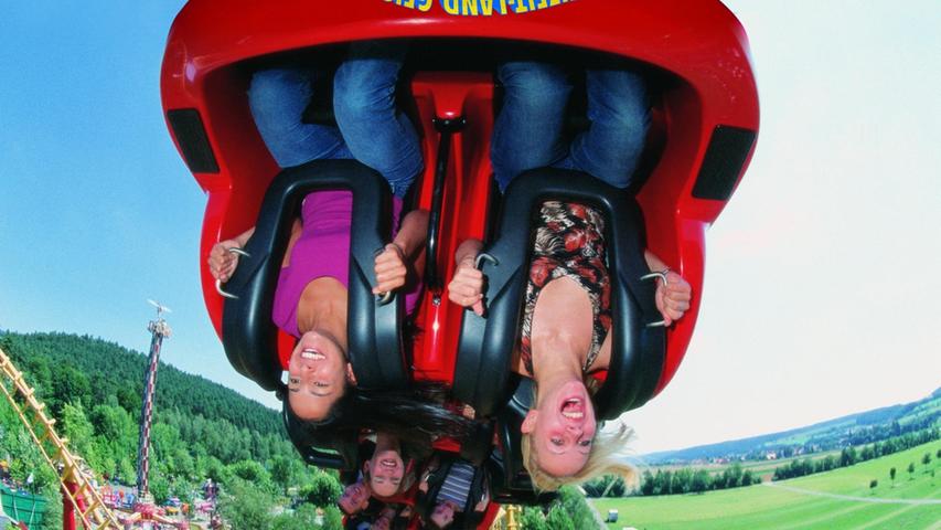 Auch einen Trip wert sind die Freizeitparks Schloss Thurn oder Geiselwind. Dort erwarten die Besucher und Besucherinnen Achterbahnen, Wasserrutschen, Wildwasserbahnen und vielen anderen Fahrgeschäfte, außerdem Shows und andere kleine Attraktionen. Es ist also für die ganze Familie etwas dabei. In Schloss Thurn zahlen Kinder zwischen 3 und 11 Jahren 29,90 Euro, Erwachsene 31,90 Euro und Senioren und Seniorinnen 28,90 Euro. Geiselwind teilt die Preiskategorien nicht nach Alter sondern nach Größe ein: Bei einer Größe von unter einem Meter hat man freien Eintritt, bei über einem Meter kostet der Besuch 32,50 Euro und ab 1,40 Meter 42,50 Euro. Auch einen Trip wert sind die Freizeitparks Schloss Thurn oder Geiselwind. Dort erwarten die Besucher und Besucherinnen Achterbahnen, Wasserrutschen, Wildwasserbahnen und vielen anderen Fahrgeschäfte, außerdem Shows und andere kleine Attraktionen. Es ist also für die ganze Familie etwas dabei. In Schloss Thurn zahlen Kinder zwischen 3 und 11 Jahren 29,90 Euro, Erwachsene 31,90 Euro und Senioren und Seniorinnen 28,90 Euro. Geiselwind teilt die Preiskategorien nicht nach Alter sondern nach Größe ein: Bei einer Größe von unter einem Meter hat man freien Eintritt, bei über einem Meter kostet der Besuch 32,50 Euro und ab 1,40 Meter 42,50 Euro.
