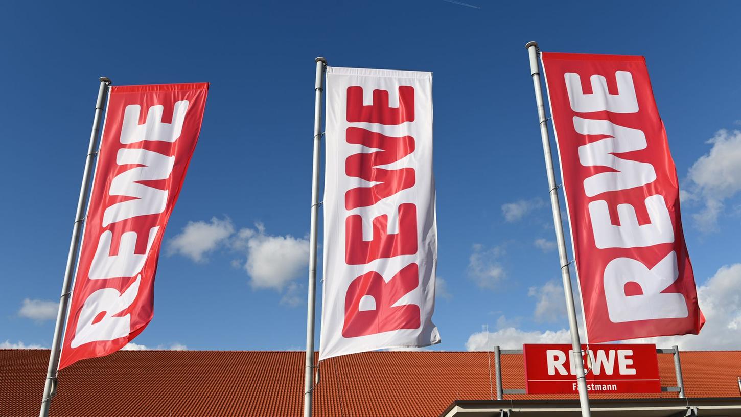 Bei Rewe gibt es eine Neuerung auf den Produktverpackungen. (Symbolbild)
Bei Rewe gibt es eine Neuerung auf den Produktverpackungen. (Symbolbild)