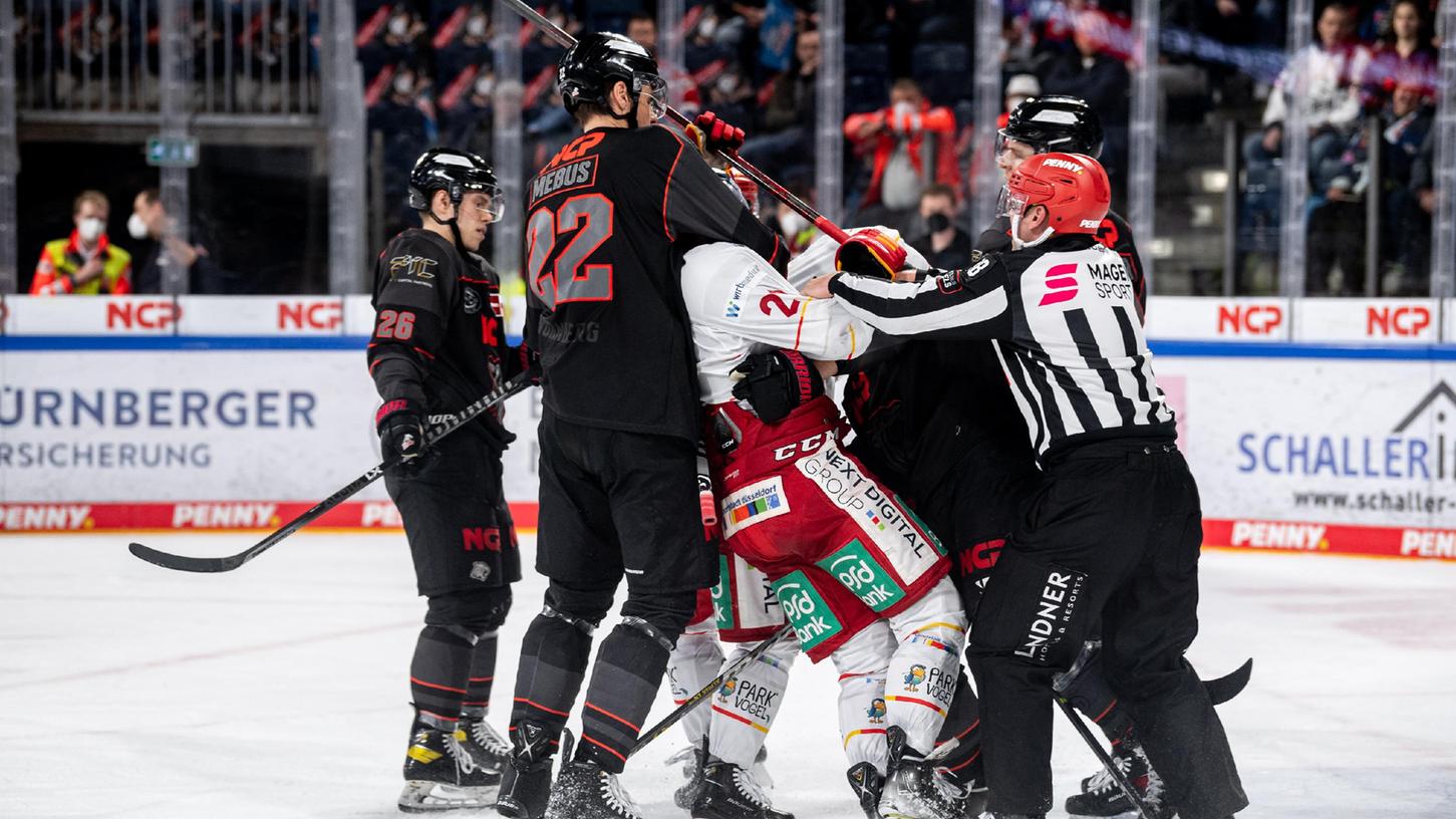 Nein, schön war dieses erste Playoff-Spiel nicht immer, aber spannend. Nein, schön war dieses erste Playoff-Spiel nicht immer, aber spannend.