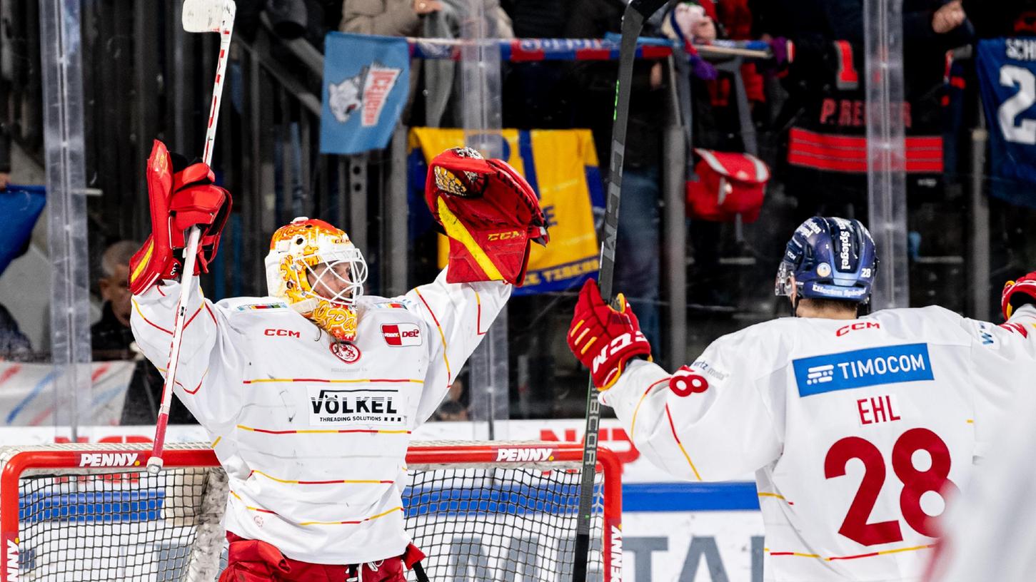 Wären sie doch in Düsseldorf geblieben: Mirko Pantkowski und Alexander Ehl bejubeln einen perfekten Playoff-Start.
Wären sie doch in Düsseldorf geblieben: Mirko Pantkowski und Alexander Ehl bejubeln einen perfekten Playoff-Start.