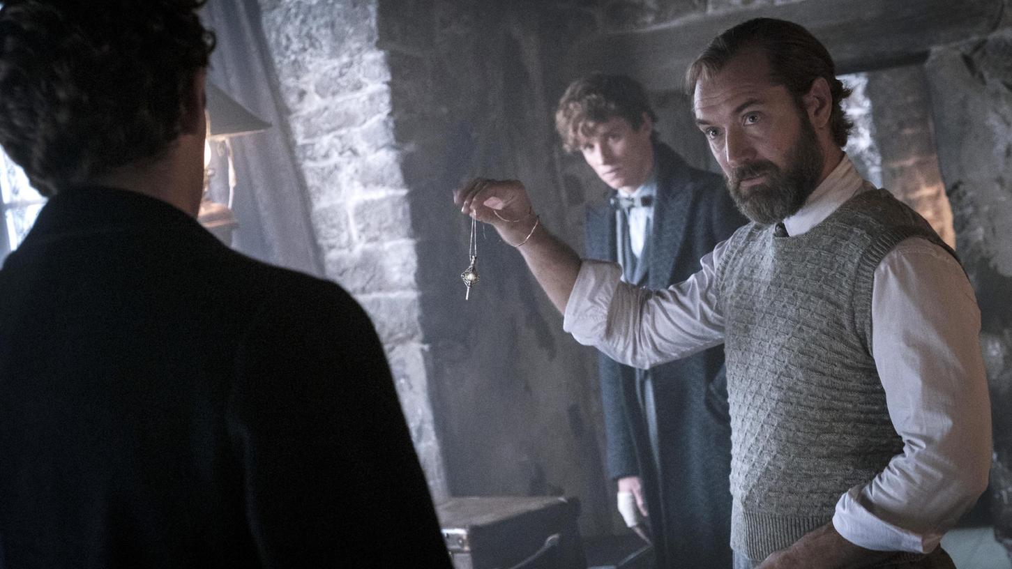 Jude Law als Albus Dumbledore in einer Szene des Films "Phantastische Tierwesen 3: Dumbledores Geheimnisse"
Jude Law als Albus Dumbledore in einer Szene des Films "Phantastische Tierwesen 3: Dumbledores Geheimnisse"