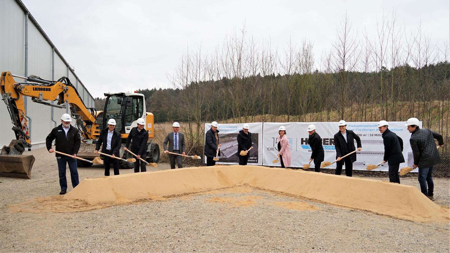 Spatenstich bei Huber SE in Erasbach: Das Investitionsvolumen der neuen Produktionshalle mit einer umbauten Fläche von 7.000 m² beläuft sich auf circa zehn Millionen Euro. Spatenstich bei Huber SE in Erasbach: Das Investitionsvolumen der neuen Produktionshalle mit einer umbauten Fläche von 7.000 m² beläuft sich auf circa zehn Millionen Euro.