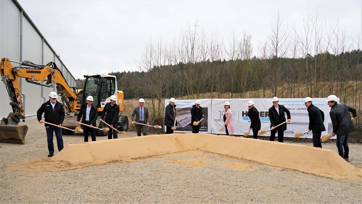 Spatenstich bei Huber SE in Erasbach: Das Investitionsvolumen der neuen Produktionshalle mit einer umbauten Fläche von 7.000 m² beläuft sich auf circa zehn Millionen Euro.