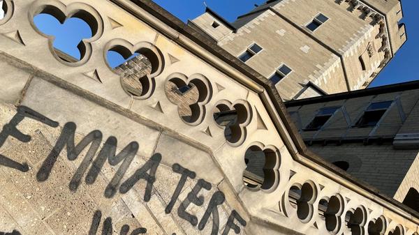 Graffiti auf dem Frauenturm von Alice Schwarzer