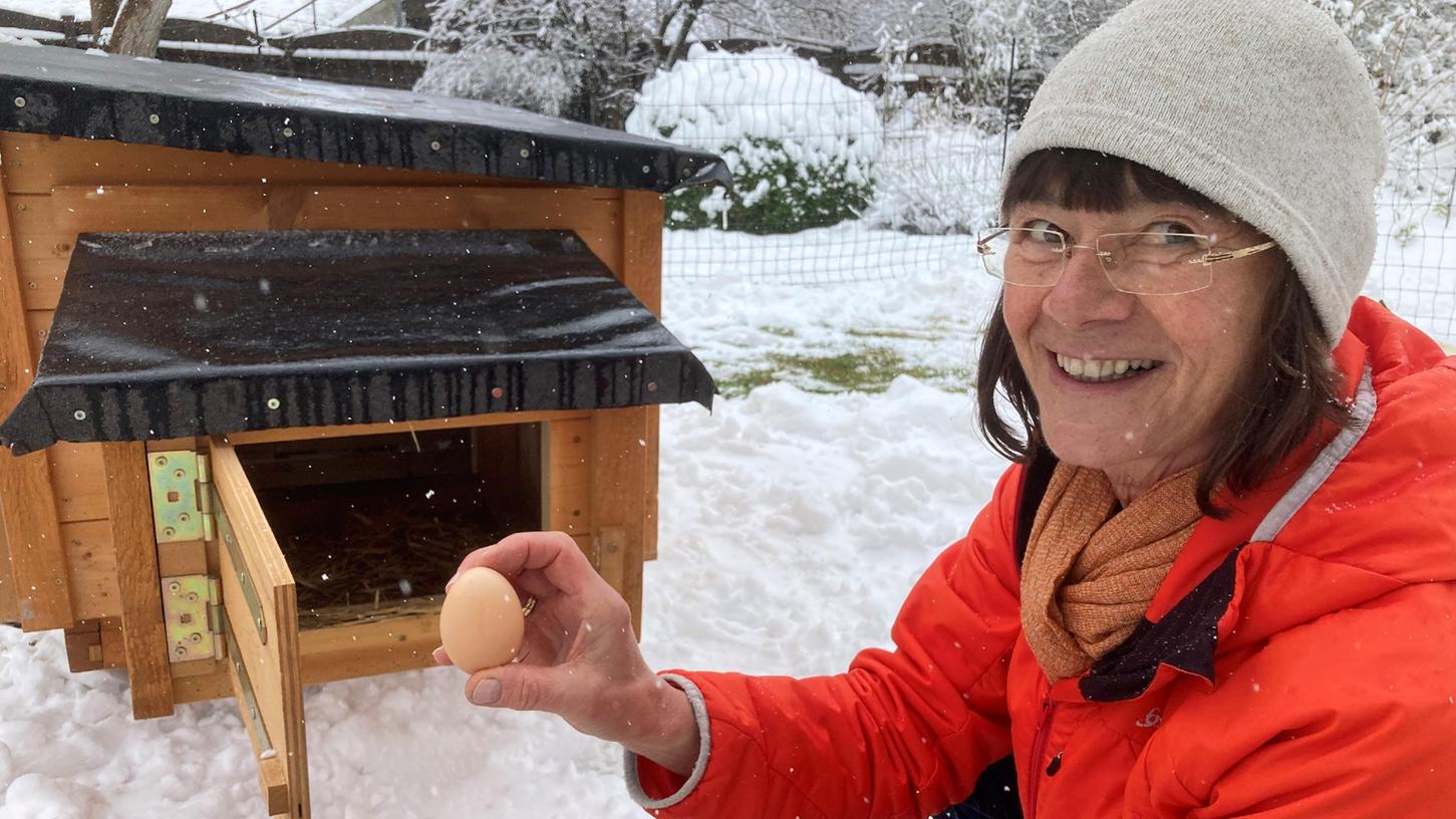 Große Freude bei der "Magd" Doris: Hennriette hat ihr erstes Ei gelegt. Da kommen vielleich tnoch mehr.