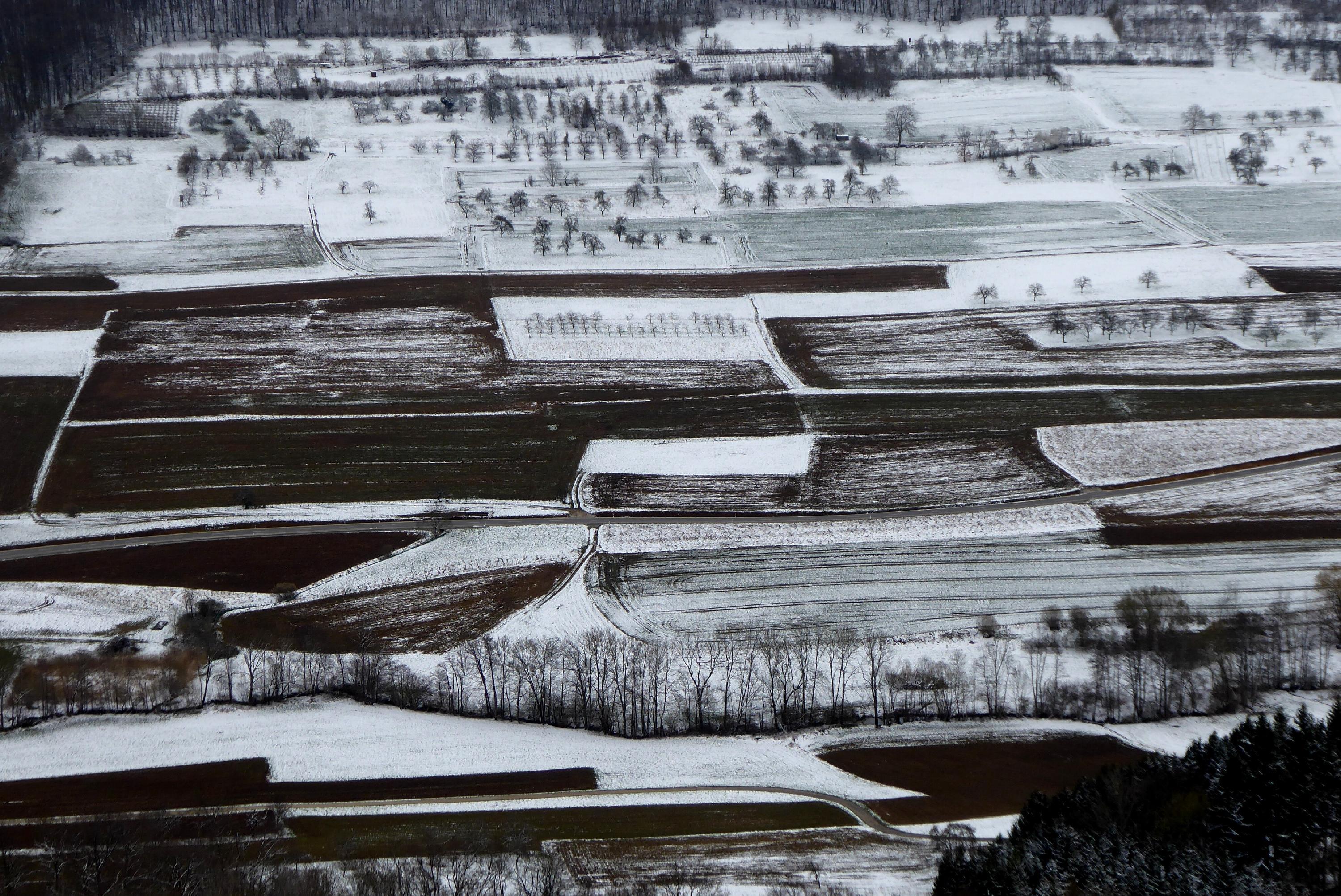 Der Schnee erzeugt außergewöhnliche Konturen. Aufgenommen vom Walberla mit Blick auf das Wiesent-Tal.