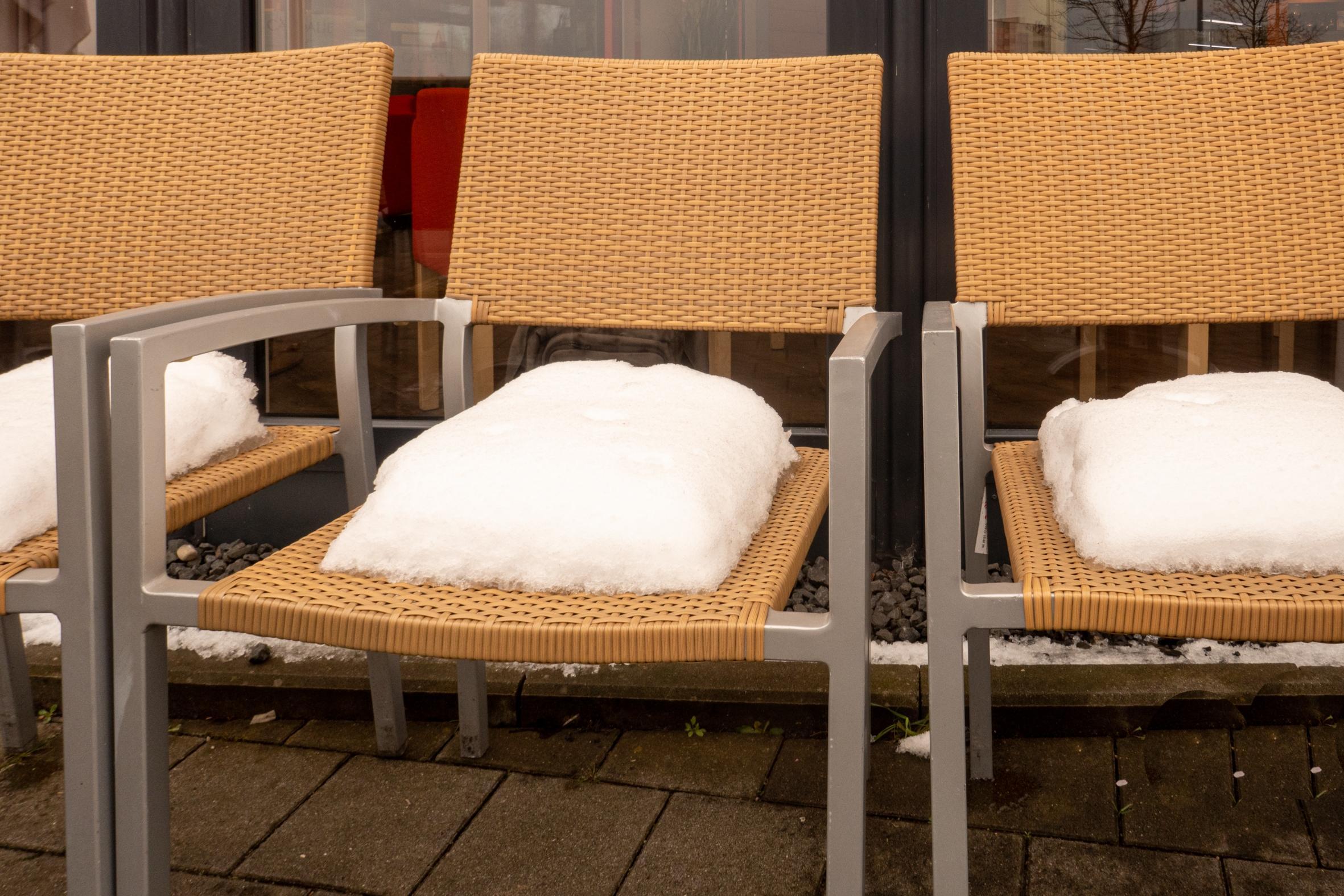 Sieht bequem aus, ist aber bei längerem Sitzen doch recht ungesund - die Sitzunterlage Marke "April-Snow" - gesehen auf der Terrasse eines Nürnberger Cafés.