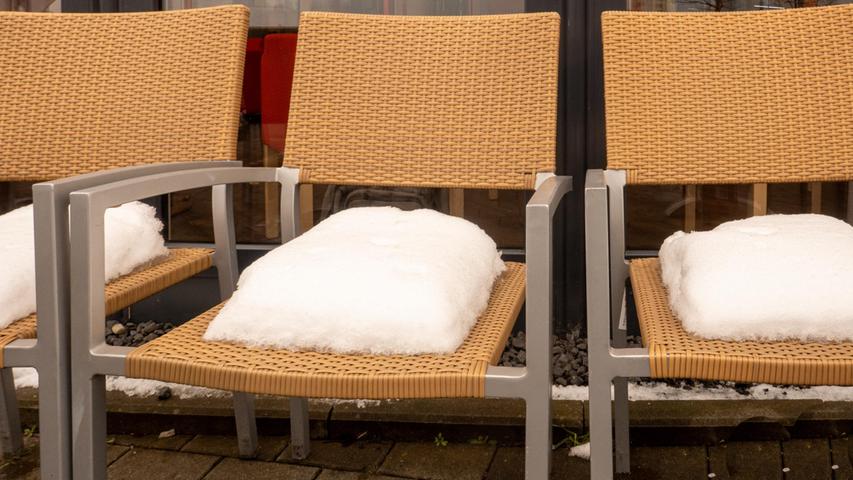 Sieht bequem aus, ist aber bei längerem Sitzen doch recht ungesund - die Sitzunterlage Marke "April-Snow" - gesehen auf der Terrasse eines Nürnberger Cafés. 
