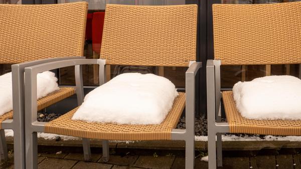 Sieht bequem aus, ist aber bei längerem Sitzen doch recht ungesund - die Sitzunterlage Marke "April-Snow" - gesehen auf der Terrasse eines Nürnberger Cafés.