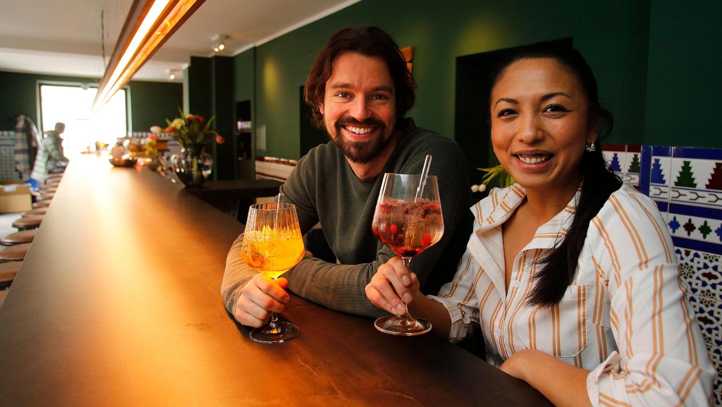 Michael Groß ist in Nürnbergs Restaurant- und Gastronomieszene kein Unbekannter, mit Hempels Burger ist er lange schon in Nürnberg und auch in Erlangen vertreten. Die Bar Apéro ist sein jüngstes Baby.
Michael Groß ist in Nürnbergs Restaurant- und Gastronomieszene kein Unbekannter, mit Hempels Burger ist er lange schon in Nürnberg und auch in Erlangen vertreten. Die Bar Apéro ist sein jüngstes Baby.