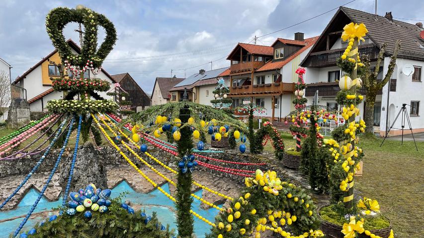 Einer der bekanntesten Brunnen steht in Bieberbach im Landkreis Forchheim. Bis zu 10.000 Eier zierten dort jedes Jahr den Osterbrunnen. 