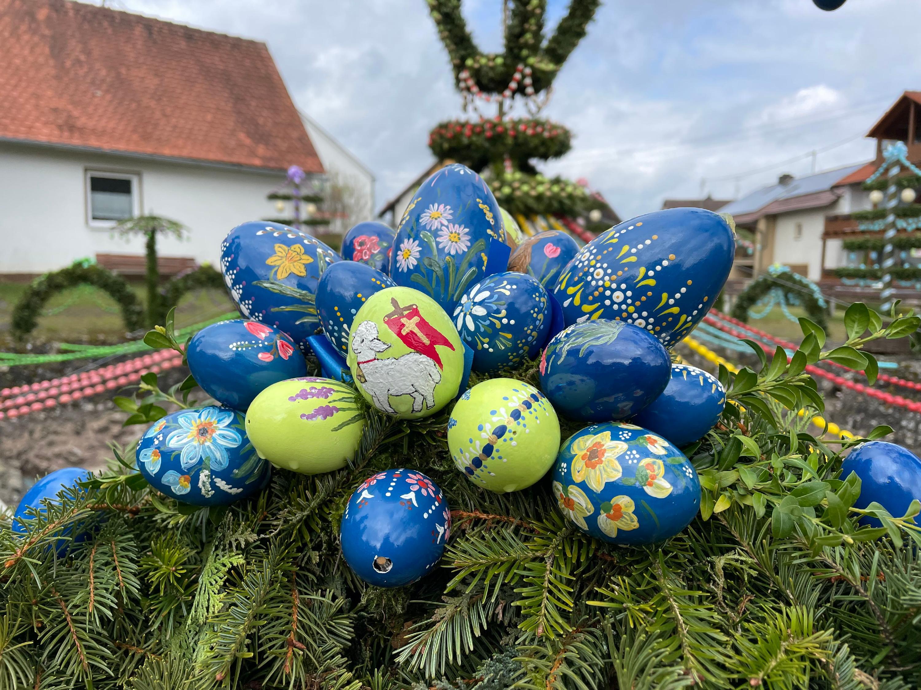 Dieses Jahr sollen es rund 7000 handbemalte Eier sein, die den Brunnen in der Ortsmitte schmücken. 