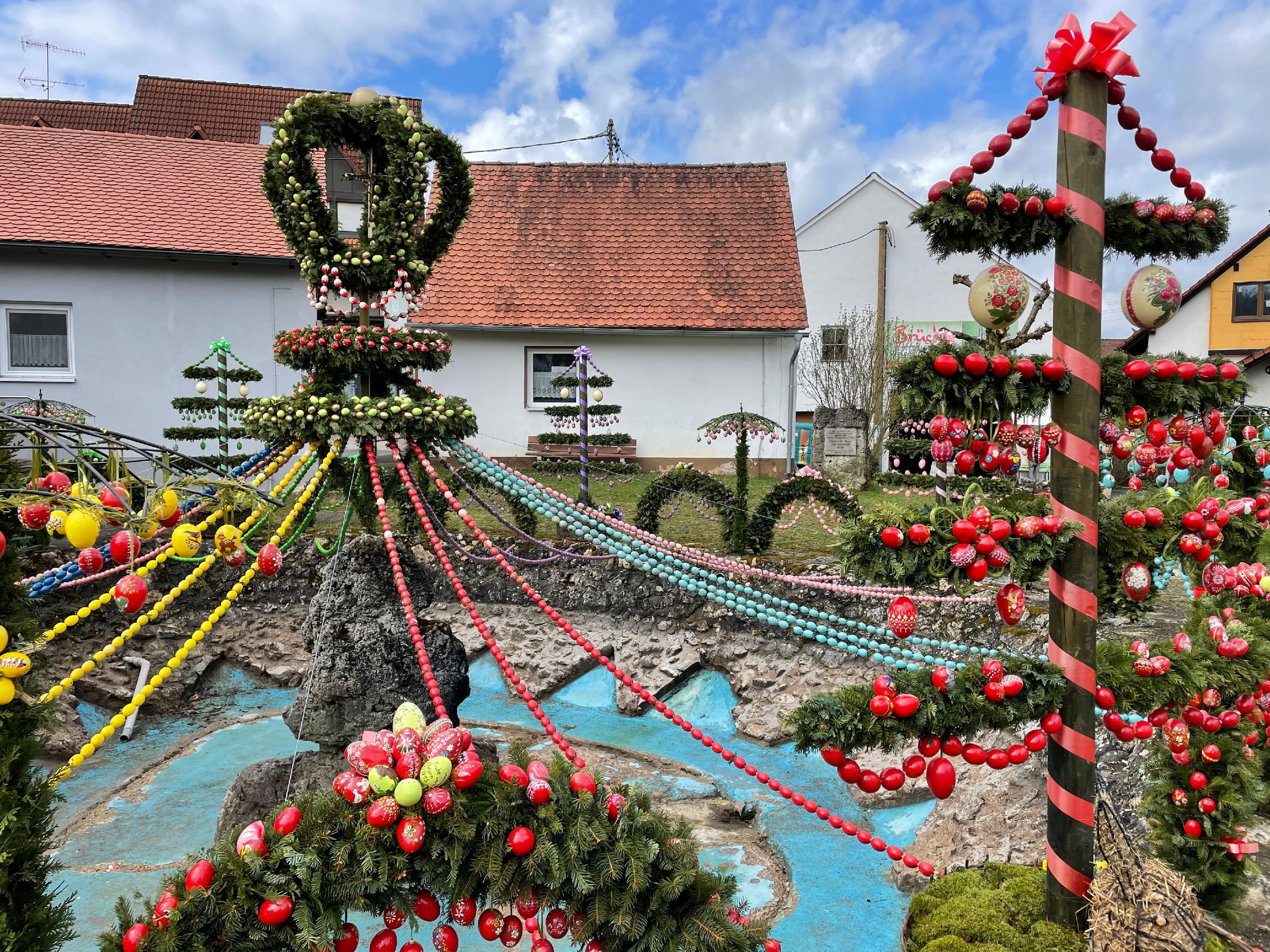 Die Brunnen, welche es in rund 200 Orten der Fränkischen Schweiz gibt, locken aber auch zahlreiche Touristen und Tagesausflügler an. 