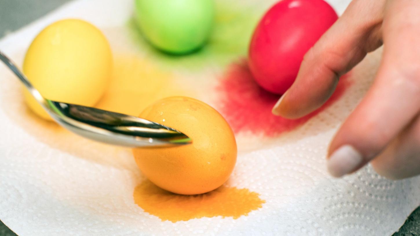 Ist die Schale von selbstgefärbten Eiern intakt und wurden sie nach dem Kochen nicht abgeschreckt, halten sie vier Wochen und sogar noch länger. Ist die Schale von selbstgefärbten Eiern intakt und wurden sie nach dem Kochen nicht abgeschreckt, halten sie vier Wochen und sogar noch länger.