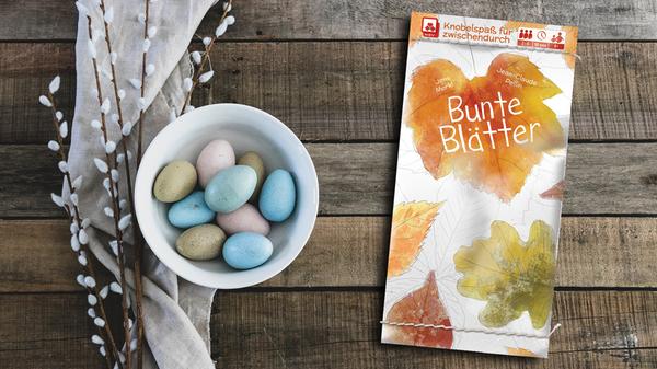 An "Bunte Blätter" kann man verzweifeln – oder es als geniale Herausforderung betrachten. Und darum geht es bei dem in einer kleinen Tüte verpackten Spiel: Eine Aufgabenkarte zeigt verschiedene Herbstblätter in einem vier auf vier Felder großen Raster. Jeder Spieler hat die gleichen Karten, auf denen je vier Blätter abgebildet sind. Um die Aufgabenkarte zu gewinnen, gilt es, die darauf gezeigte Anordnung mit den eigenen Karten so schnell wie möglich nachzulegen. Schwierig ist: Die Karten sind beidseitig bedruckt. Fazit: anstrengend – und ach, wie ärgerlich, wenn eigentlich alles passt und nur ein Blatt aus der Reihe tanzt. Bunte Blätter von Jean-Claude Pellin und Jens Merkl, erschienen bei NSV; ab 8 Jahren, ca. 4 Euro.