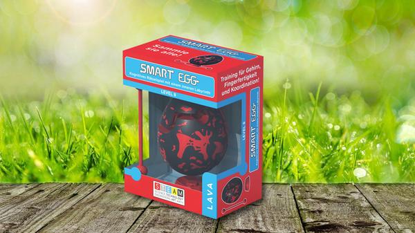 An Ostern locken Eier zum Essen, zum Dekorieren – und tatsächlich auch zum Knobeln. Gemeint sind farbenfrohe "Smart Eggs", die in ihrem Innern teilweise hohl sind. Zentrale Bedeutung hat ein Stab, der in jeder Packung dabei liegt und oben an dem Ei eingesteckt werden kann. Ziel des Lern- und Geduldspiels ist es, den Stab so hin- und herzubewegen, dass er es durch ein inneres Labyrinth bis zum unteren Teil des Eis schafft. Idealerweise gibt es "Smart Eggs" in verschiedenen Modellen und Schwierigkeitsstufen. Fazit: Hier sind Fingerfertigkeit, Konzentration und Geduld gefragt; kniffelig. Smart Egg 1-Layer Lava von Laszlo Gergely, erschienen bei Smart Egg/Asmodee. Ab 6 Jahren.