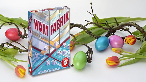 Bei "Wortfabrik" ist der Name Programm. Die Aufgabe der Spieler ist es, die durch Würfeln "produzierten" Buchstaben zu Wörtern zusammenzusetzen. Mindestens vier oder alle fünf gewürfelten Buchstaben gilt es, auf dem eigenen Spielerzettel einzutragen. Die Wortlänge je Zeile ist dabei vorgegeben, und einmal gesetzte Buchstaben dürfen nicht ausradiert werden. Buchstaben, die man später einsetzen möchte, können zwar in einem "Ersatzteillager" gesichert werden – der dortige Platz ist allerdings begrenzt und störende Buchstaben, die nirgends hinpassen, ergeben Minuspunkte. Fazit: klein verpackt, herausfordernd und kurzweilig. Wortfabrik von Mathias Spaan, erschienen bei Piatnik. Ein oder mehr Spieler, ab 12 Jahren, ca. 9 Euro.