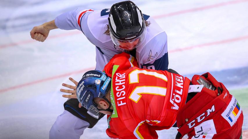 Auch das war dieses Spiel: Jake Ustorf wagt ein Tänzchen mit Mike Fischer. Auch das war dieses Spiel: Jake Ustorf wagt ein Tänzchen mit Mike Fischer.