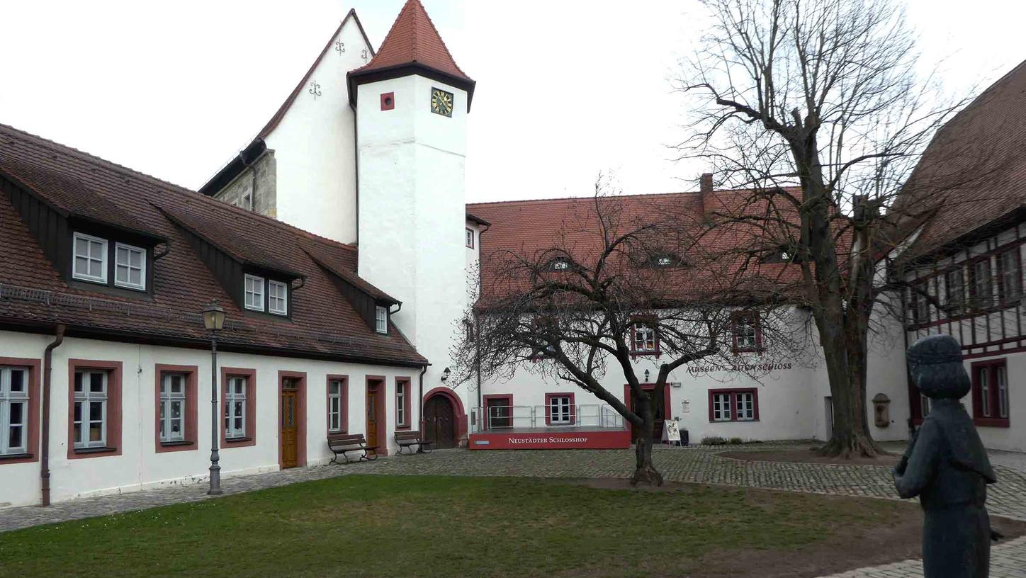 Als romantischer Ort für Eheschließungen kann künftig der Neustädter Schlosshof genutzt werden. Kurfürstin Anna wird eine stumme Trauzeugin sein.