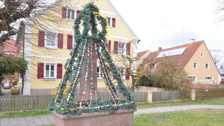 Der Osterbrunnen im Gunzenhäuser Ortsteil Streudorf.