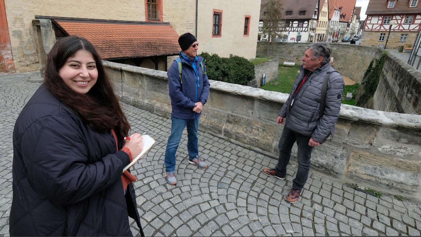 Unsere Volontärin Hicran Songur bei einer Stadtführung. Der "Ur-Forchheimer" Josef Siebenhaar (rechts) teilt sein Insider-Wissen. Unsere Volontärin Hicran Songur bei einer Stadtführung. Der "Ur-Forchheimer" Josef Siebenhaar (rechts) teilt sein Insider-Wissen.