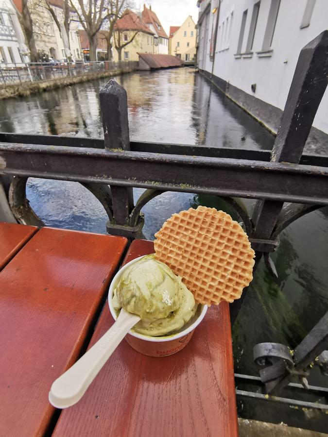 In "Klein Venedig" werden die letzten Sonnenstrahlen und das wohl beste Pistazieneis genossen. In "Klein Venedig" werden die letzten Sonnenstrahlen und das wohl beste Pistazieneis genossen.