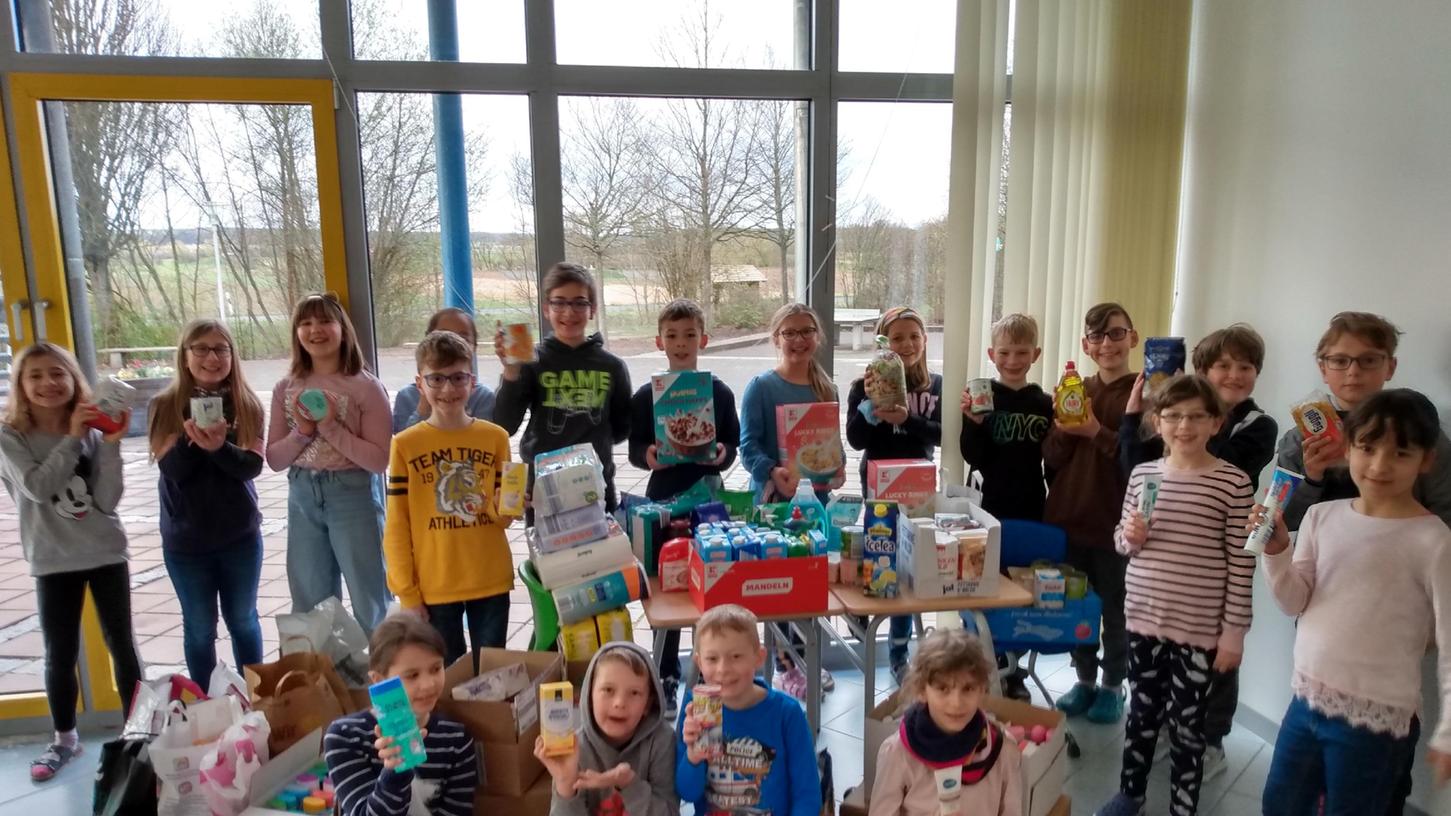 Waren im Wert von rund 2000 Euro kamen bei einer großen Spendenaktion der Anton-Wölker-Grundschule in Höchstadt zusammen.   