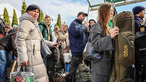 QXByaWwgNiwgMjAyMiwgTWVkeWthLCBVa3JhaW5lOiBUaG91c2FuZHMgb2Yg
VWtyYWluaWFucyBmbGVlaW5nIFB1dGluw4PCosOiGiDCrMOiIMKicyB0ZXJy
b3Igc3Rvb2QgaW4gbGluZSBmb3IgaG91cnMgYXQgdGhlIFBv