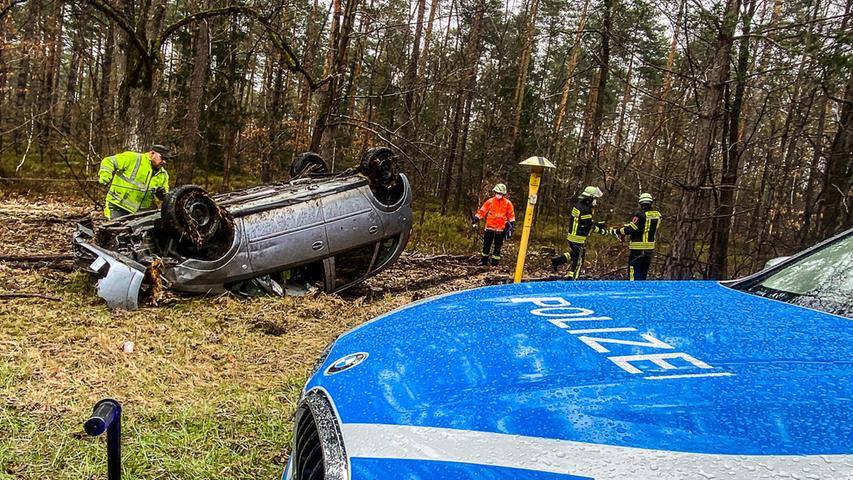 Ein Verkehrsunfall ereignete sich am Freitagnachmittag auf der Staatsstraße 2401 zwischen Feucht (Landkreis Nürnberger Land) und Moorenbrunn. 