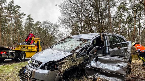 Ein Schwerverletzter: Opel kollidiert in Nürnberger Land mit Audi und überschlägt sich