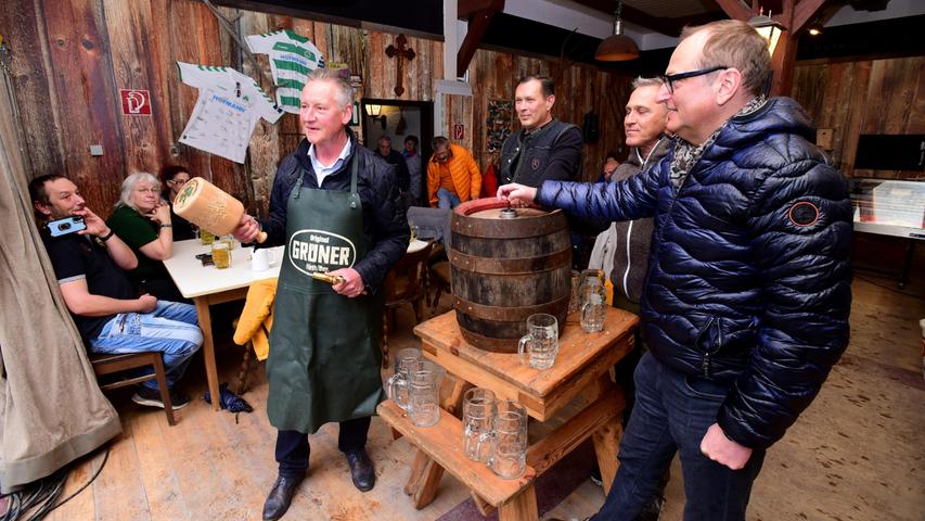 Oberbürgermeister Thomas Jung hat das erste Fass Grüner angestochen. Mit dabei auch Comödiant Volker Heißmann. Oberbürgermeister Thomas Jung hat das erste Fass Grüner angestochen. Mit dabei auch Comödiant Volker Heißmann.