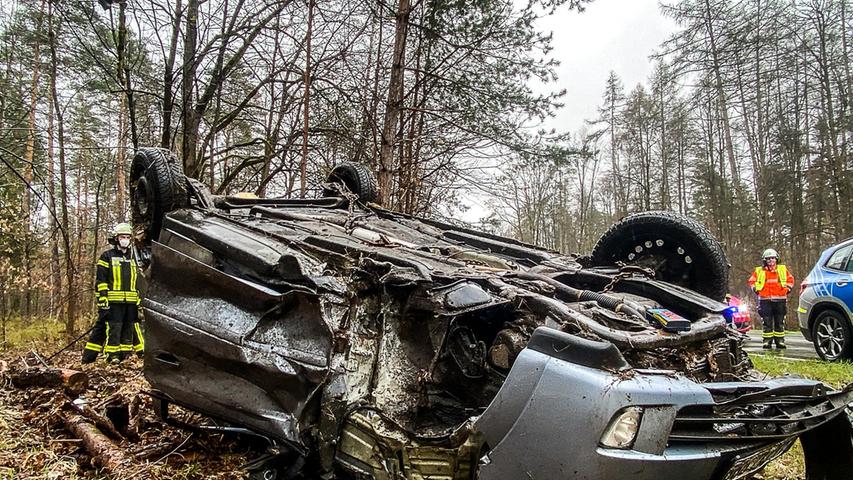 Ein Schwerverletzter: Opel kollidiert in Nürnberger Land mit Audi und überschlägt sich